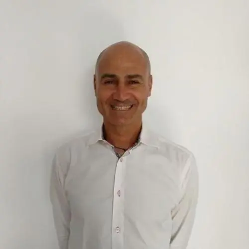 Portrait souriant d'Alonso Rivas illustrant son interview HPI
