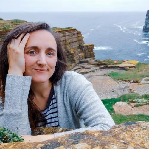 Elodie Crépel Photo de Elodie Crépel, experte HPI et Hypersensibilité, sur une falaise au bord de la mer