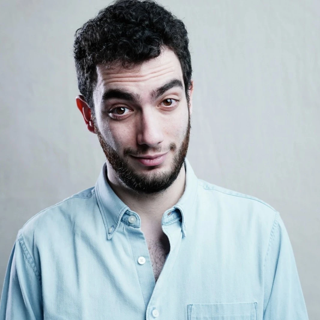Portrait de Gautier Delache, au micro de Gloria ce mois-ci.